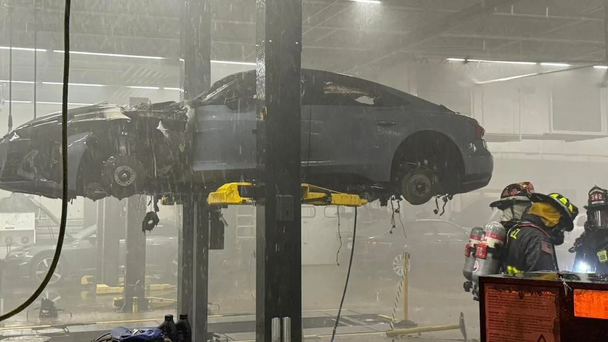 J’ai trouvé une Audi E-tron GT flamboyante de 150 000 $ sur notre ascenseur de service, c’est déjà assez difficile d’éteindre un incendie de véhicule électrique sur une route, un intérieur présente un tout nouvel ensemble de problèmes