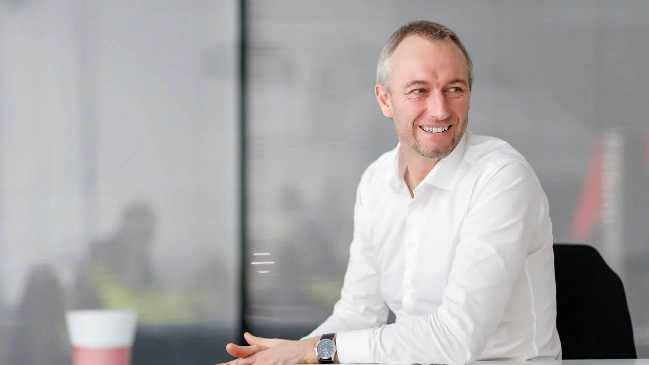 Le patron du projet Audi F1 Adam Baker laisse par un accord mutuel