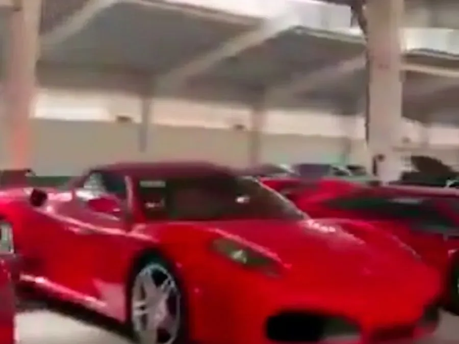 Le garage d’Assad avait les ornières des voitures de luxe Ferrari et la Mercedes d’Audi