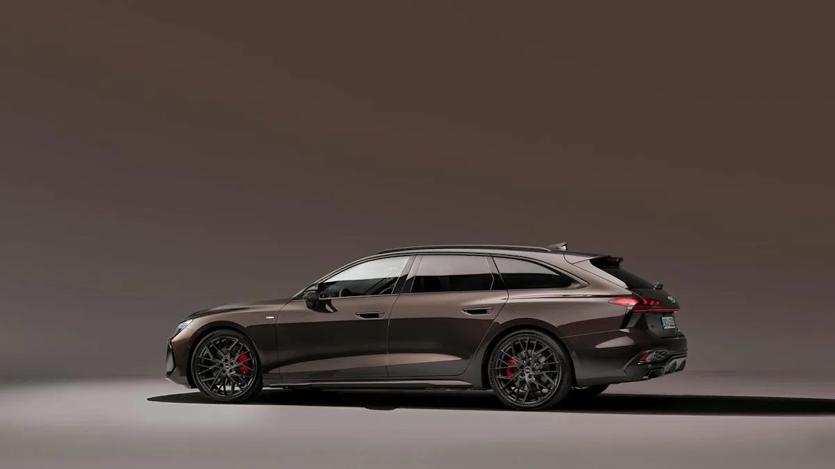 Voir le nouveau wagon Audi A6 Avant sous tous les angles