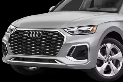 Une femme convertible Audi déverse Brandy sur les chaussures du flic pendant l’arrêt de la circulation