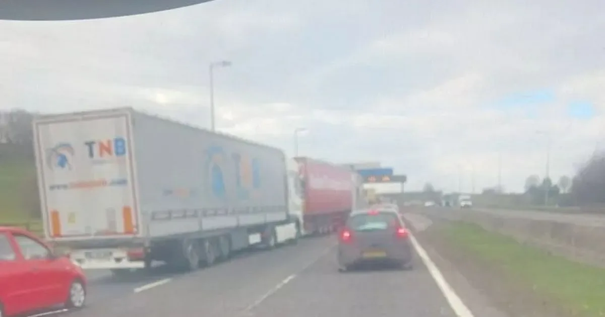 M62 Horreur alors que trois se sont précipités à l’hôpital après que Audi a été brisé dans Range Rover sur Hard Shoulder