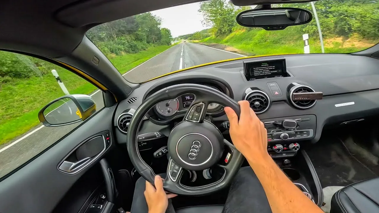 Audi S1 ​​QUATTRO Rainy POV Drive autour du Nürburgring – SON et Quattro Powerslides ! + Poursuite RS3