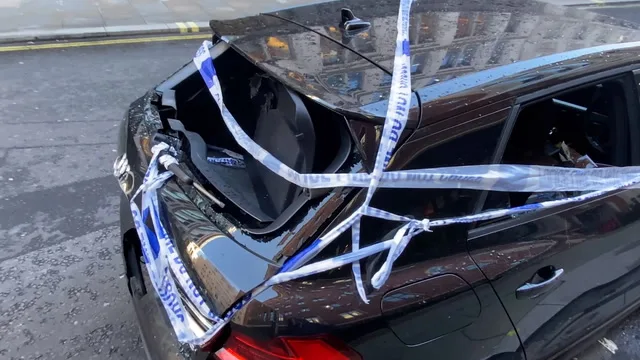 L’Audi noire détruite reste abandonnée devant un restaurant italien près de Regent Street