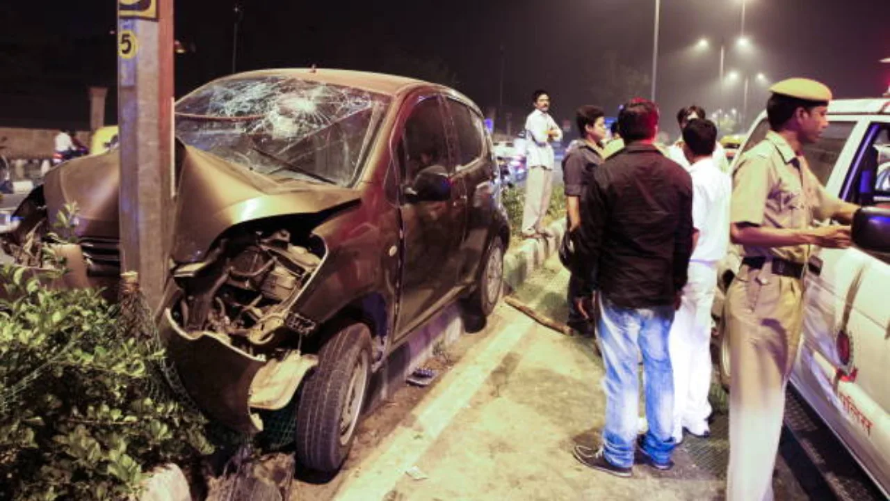 Audi entre en collision avec Ertiga et tue 1 personne à Delhi. Les flics racontent à quoi ressemblaient les voitures après