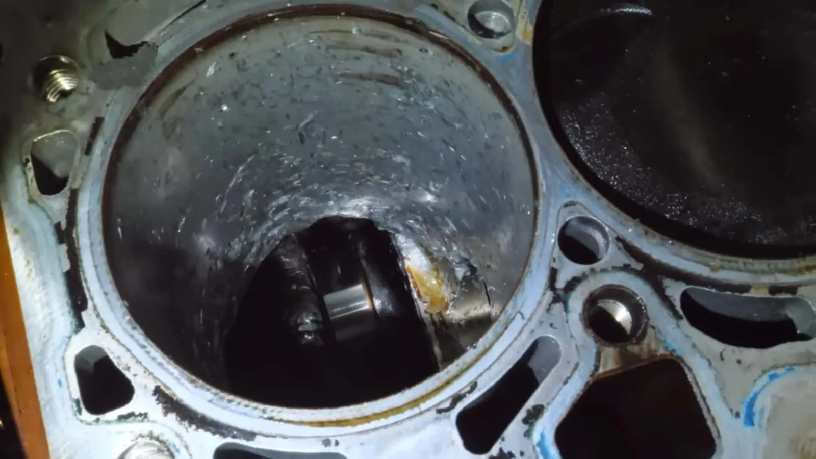 Ce moteur Audi V-10 détruit n’a que neuf pistons