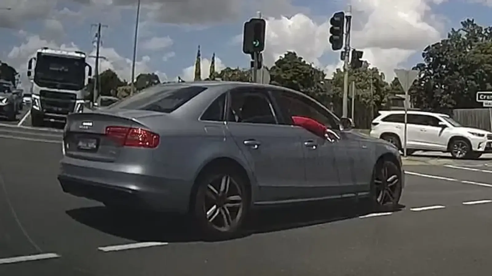 Audi fait des ravages dans la banlieue de Melbourne, s’écrasant au moins sept fois – Drive