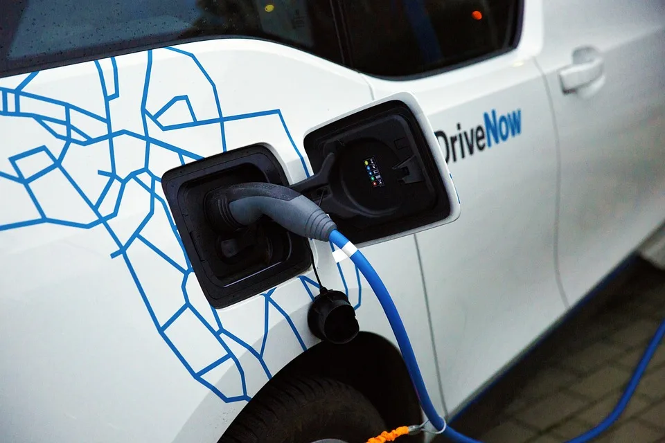Voitures hybrides : quel est le fonctionnement d’une voiture hybride et quelle est la différence avec une voiture électrique ?