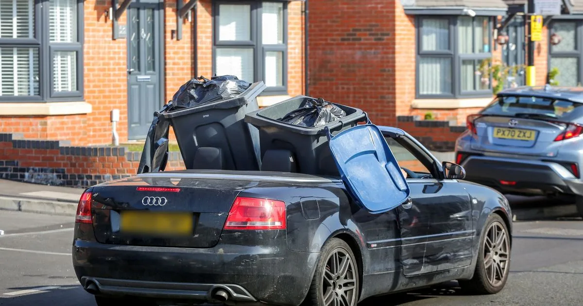 Audi Driver cale des bacs à roues à l’arrière du cabriolet sur le chemin de Birmingham Tip
