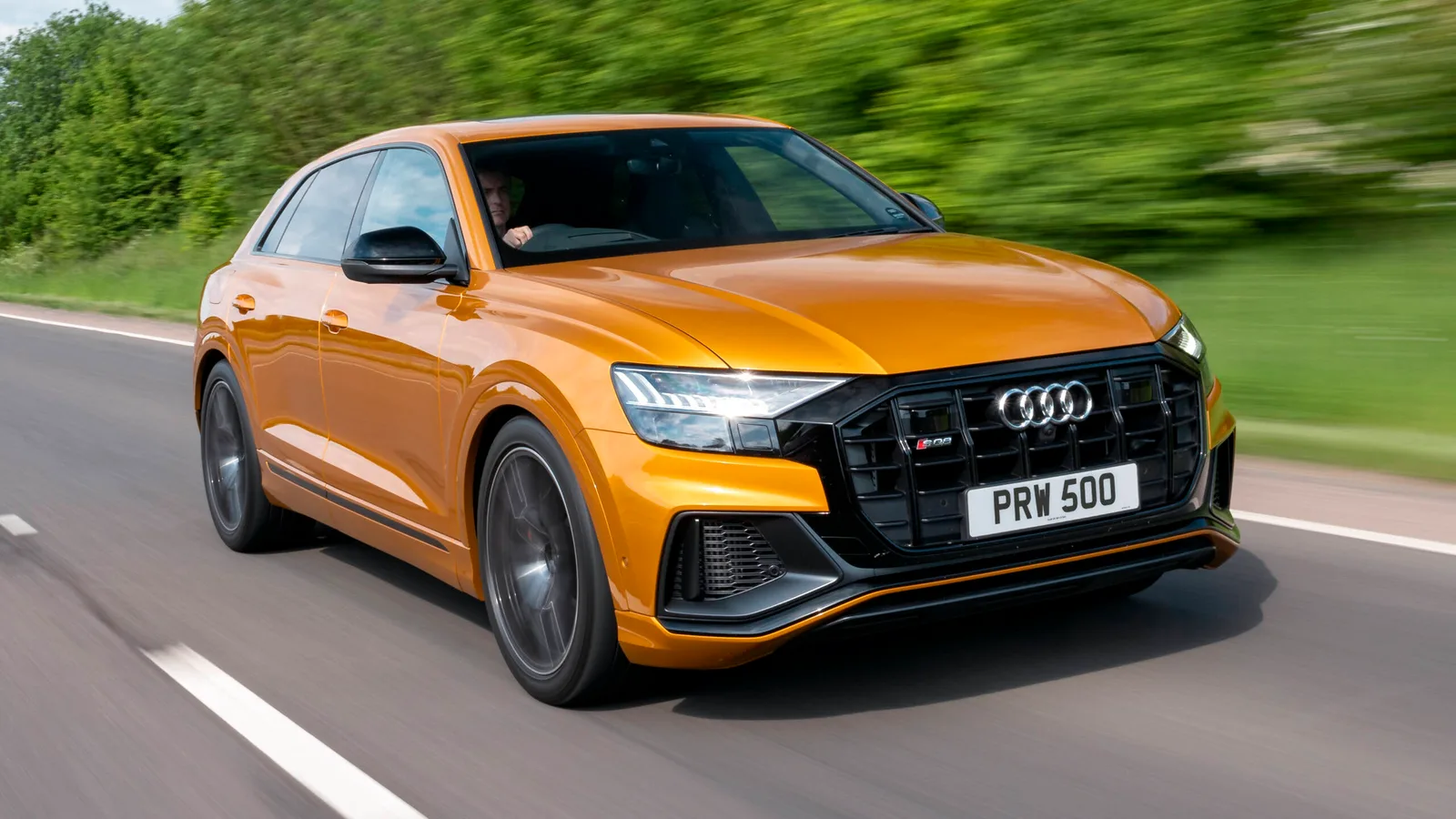 Audi SQ8 TFSI SUV – grand SUV sportif de luxe supérieur et audacieux avec une maniabilité impeccable.