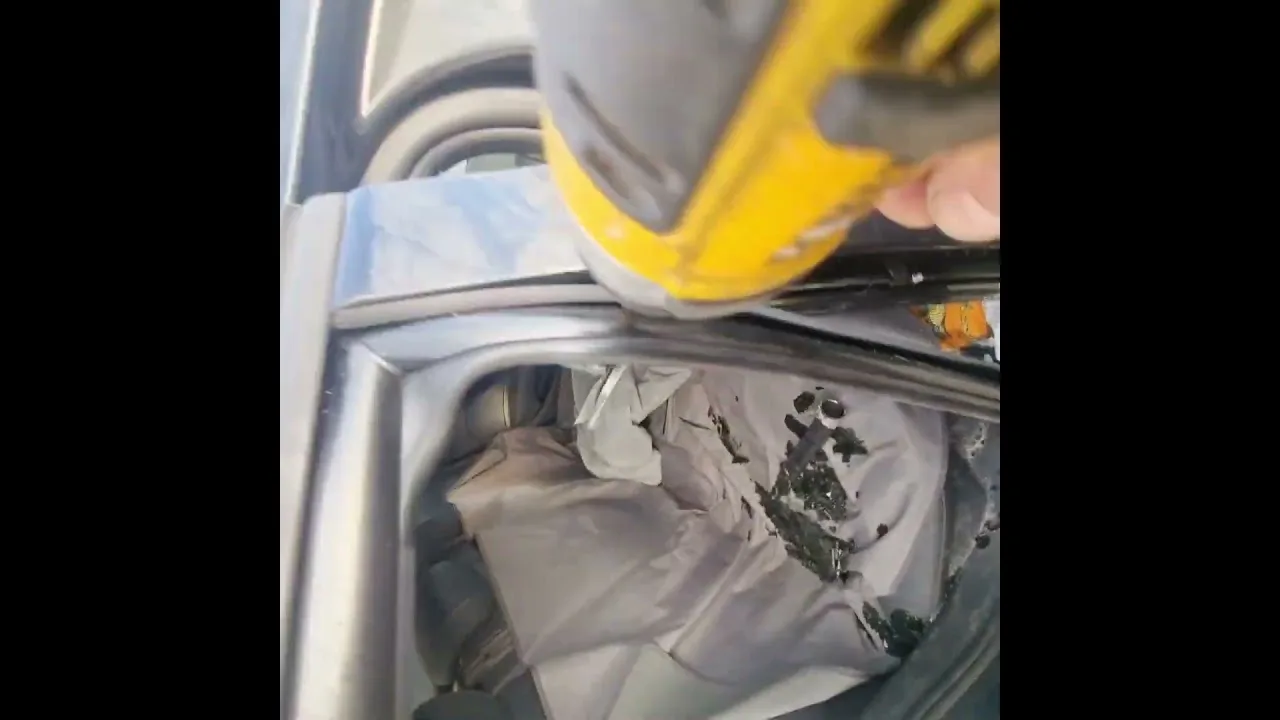 Audi A1 2010- rear door card strip down and glass replacement