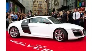 Hugh Jackman arrive en Audi R8 à la première de Wolverine