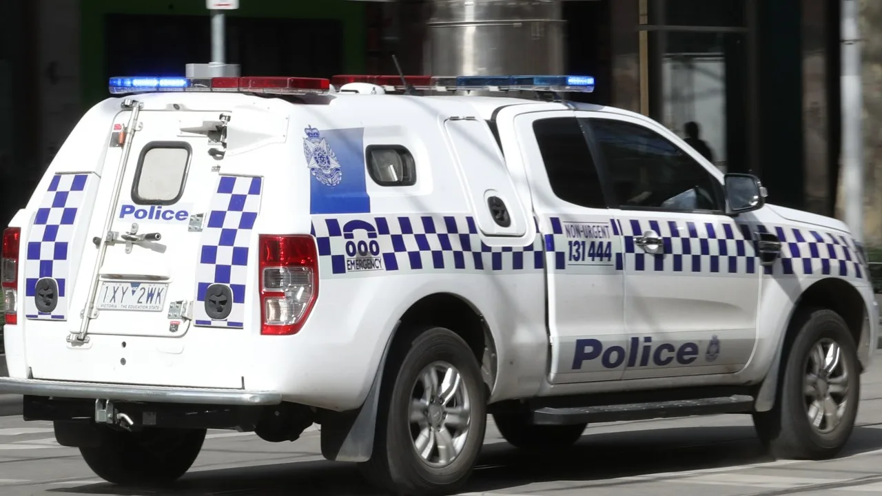 « Assez effrayant » : la police de Victoria arrête deux hommes et recherche le troisième après Audi après une collision avec sept voitures dans le village de Toorak