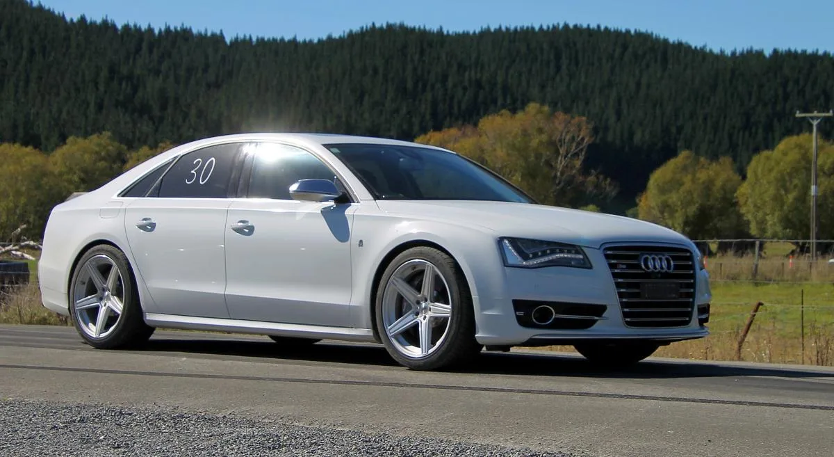 Audi dépasse les hot rods dans des courses de dragsters de quart de mile