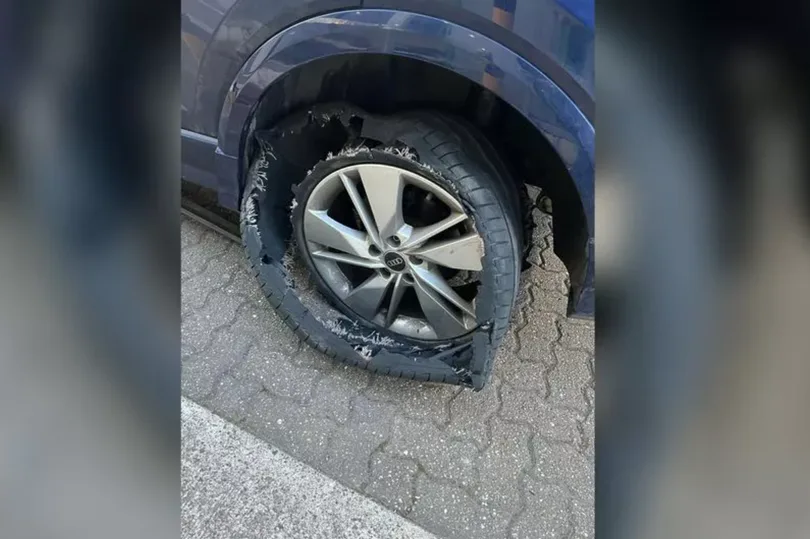 Audi a «détruit» après avoir frappé les nids de poule à Glasgow alors que le conducteur est parti avec une facture de réparation de 350 £