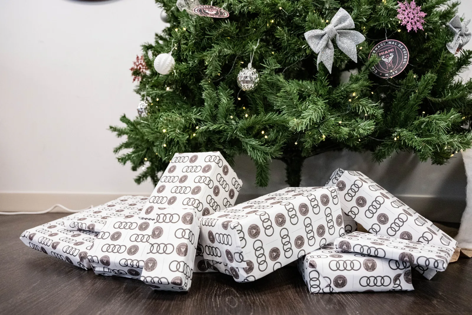 L’Inter Miami et les concessionnaires Audi locaux unissent leurs forces pour la sixième collecte de jouets des Fêtes et offrent des jouets aux patients pédiatriques du Miami Cancer Institute