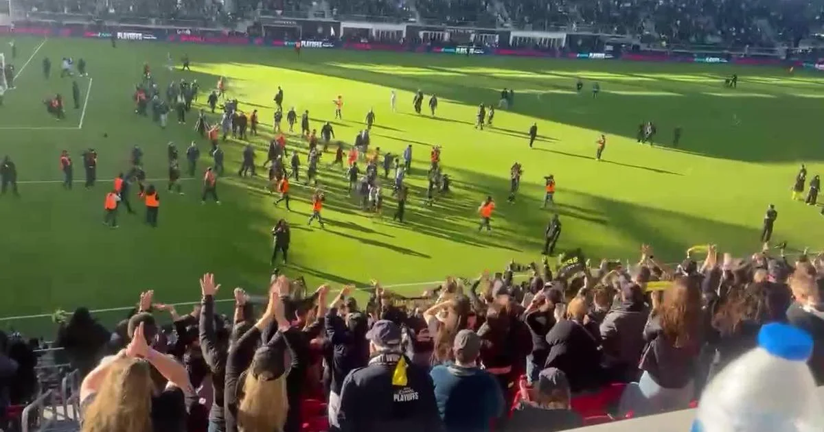 Les joueurs du Washington Spirit applaudissent le public de la demi-finale de la NWSL samedi à l’Audi Field
