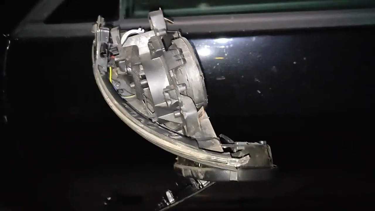 Demontaż kierunkowskazu lusterka Audi A1 1.6 TDI