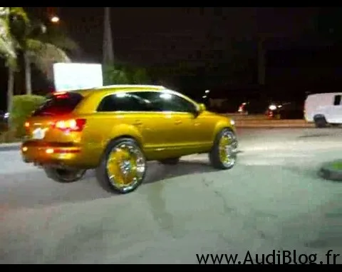 Audi Q7 en or, facon bling-bling