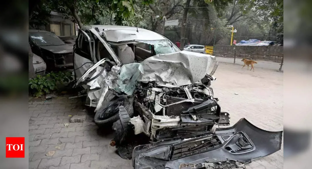 Audi à grande vitesse saute le diviseur, heurte la voiture et tue son conducteur | Nouvelles de Delhi