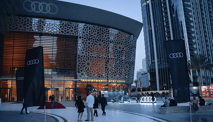 Audi et Al Nabooda Automobiles célèbrent les débuts de Singin’ in the Rain au Moyen-Orient à l’Opéra de Dubaï