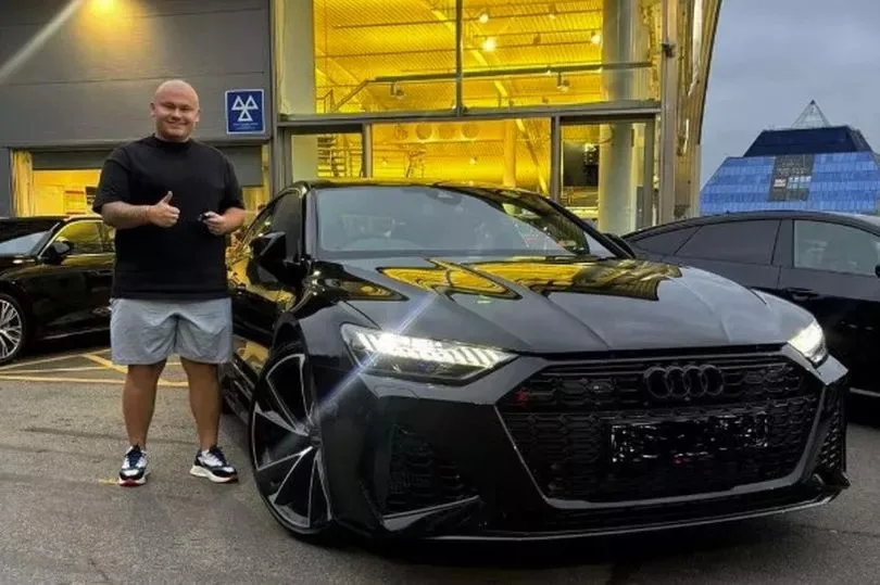 «  La police pensait que j’étais un trafiquant de drogue à cause de mes 100 000 £ Audi et Turquie dents  »