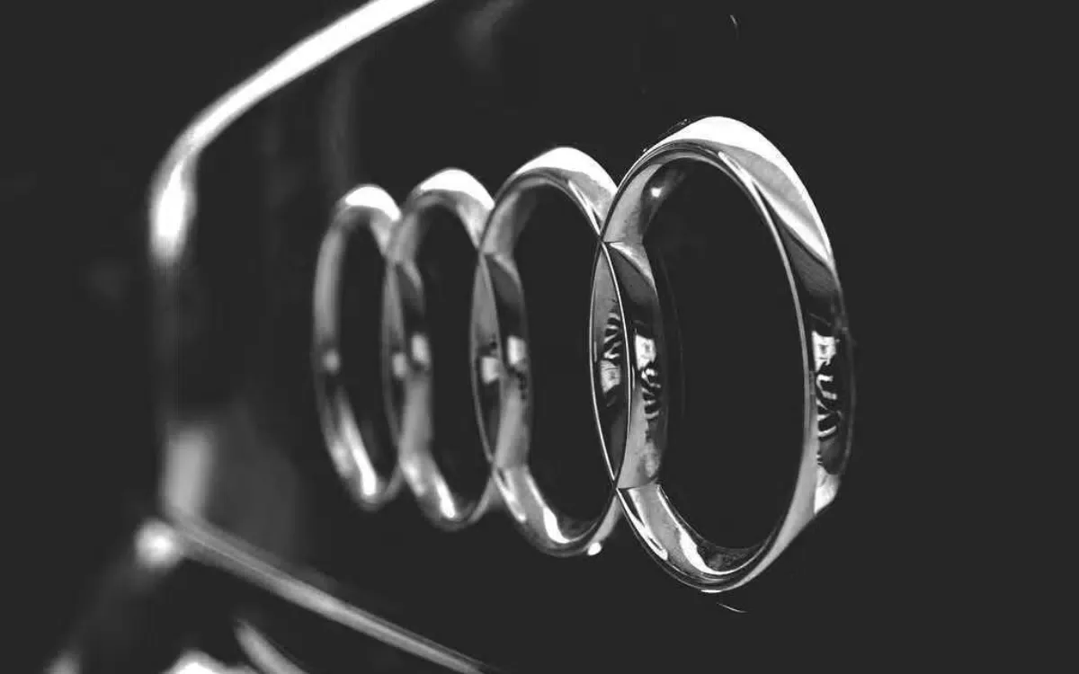 Les conducteurs ne font que réaliser la signification cachée derrière le logo Audi