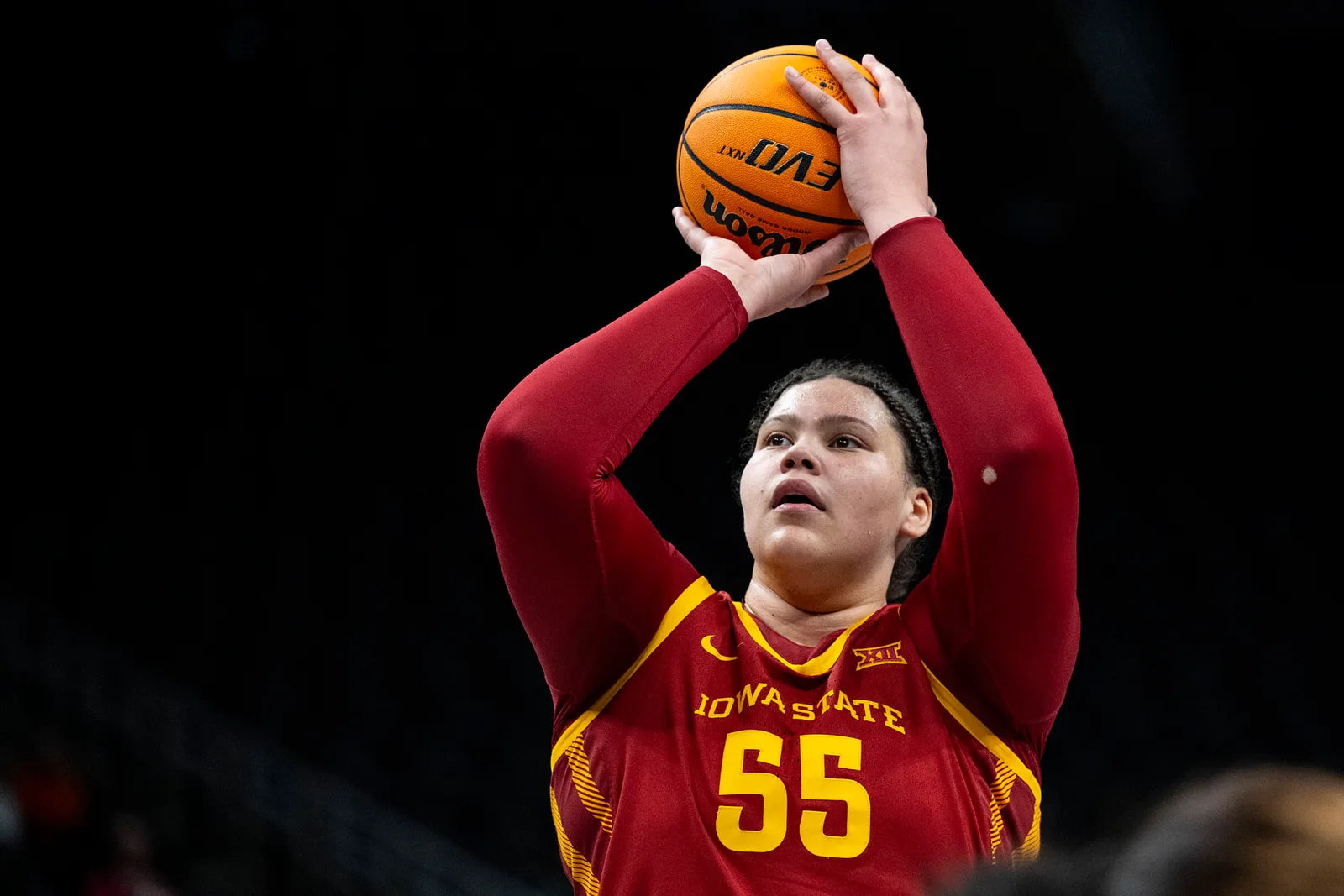 La star de l’Iowa State Cyclones Audi Crooks laisse tomber une réaction de 2 mots alors que son coéquipier Sydney Harris se prépare pour sa saison senior
