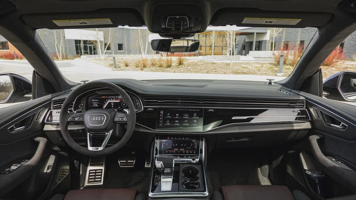 La cabine de performance Audi RS Q8 2025 le garde chic