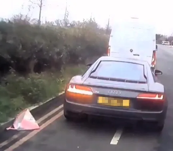 Le conducteur de l’Audi R8 a eu de la chance de s’échapper après avoir percuté une autre voiture puis percuté DEUX FOIS le terre-plein central