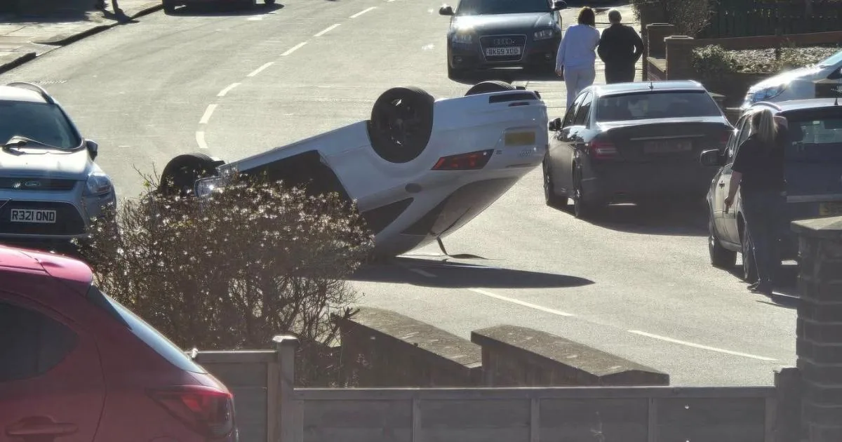 L’un d’eux s’est précipité à l’hôpital après que Audi se renverse à Darlington