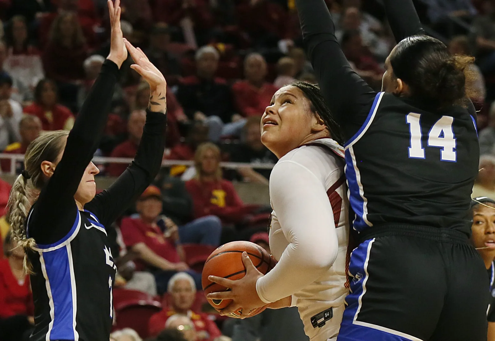 Audi Crooks marque 30 points, le n°18 de l’Iowa State se détache enfin pour battre Eastern Illinois, 87-55 – CycloneFanatic.com