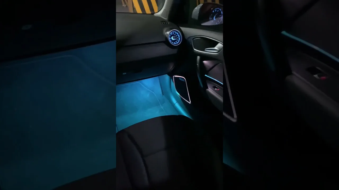 Audi a1 – full luz ambiental – molduras led fibra- ventilas led turbina – footwells- logo cortesia