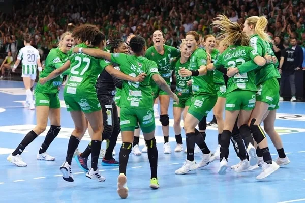 La prestigieuse équipe féminine de handball, Gyo ̋ Audi Eto KC, a retrouvé la première place en battant.
