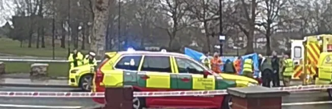 Une femme décède après que la voiture entre en collision avec Bus sur Lea Bridge Road – UK News in Pictures