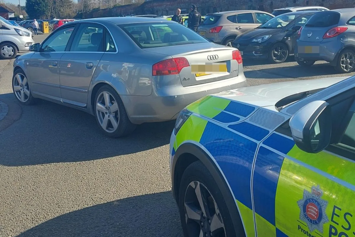 La police procède à l’arrestation dans le parking de Colchester après des informations faisant état de «Audi utilisant des plaques clonées»