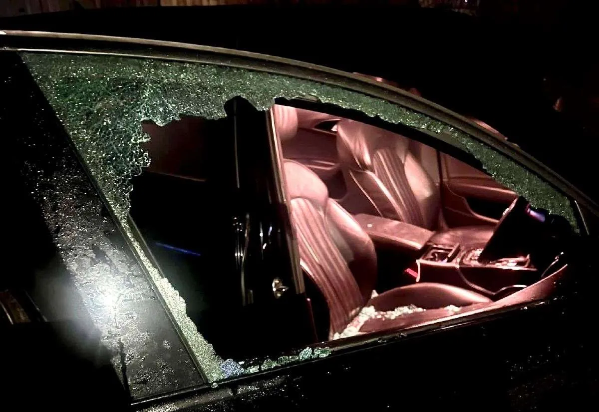 Des yobs brandissant une catapulte ciblent une Audi noire à Monkton Close, Stanhope, Ashford