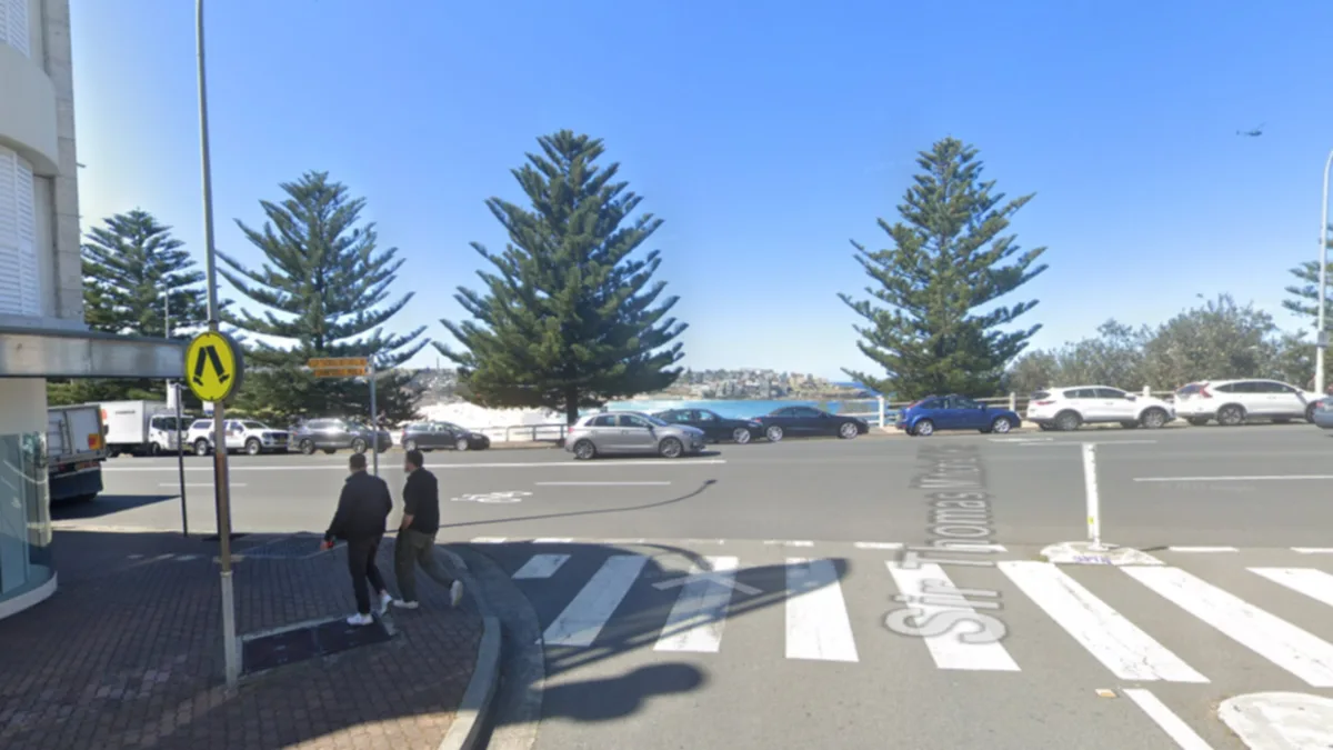Des coups de feu ont tiré à quelques mètres de la plage de Bondi en tant que police d’Audi Rams volée, chasse à l’homme en cours