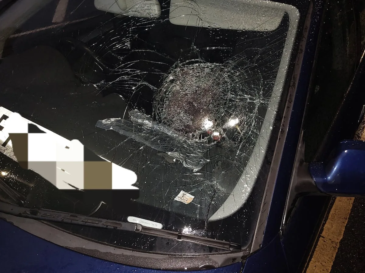 La police de Brierley Hill arrête une voiture Audi avec le pare-brise brisé – le conducteur est arrêté