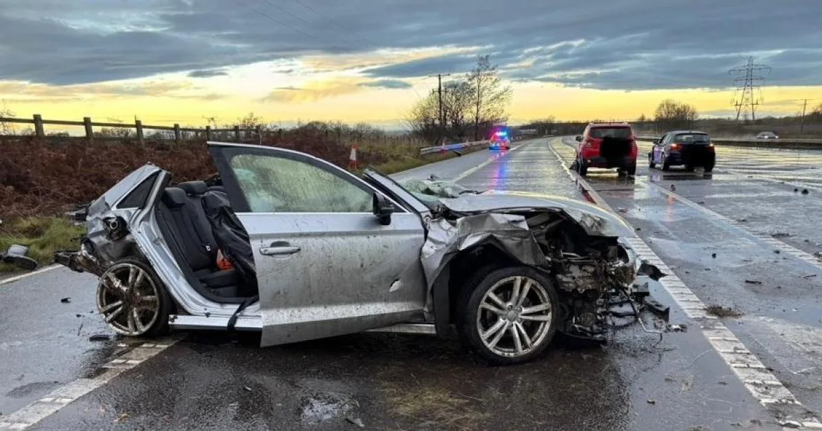 Voiture Audi endommagée après un accident sur la M62