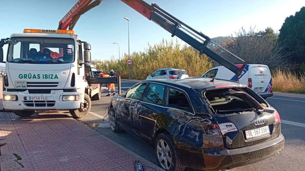 Accident spectaculaire: une Audi A6 traverse les voies et finit par une perte totale après avoir chuté sur une pente abrupte