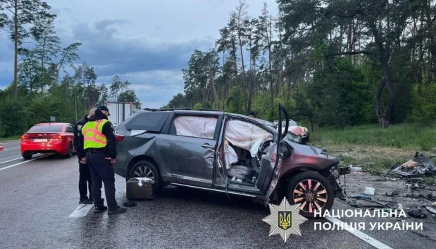 Audi et Toyota entrent en collision dans la région de Kyiv, les chauffeurs tués, les passager blessés