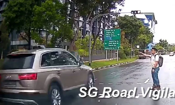 Un piéton abasourdi alors qu’Audi passe un feu rouge à Tampines