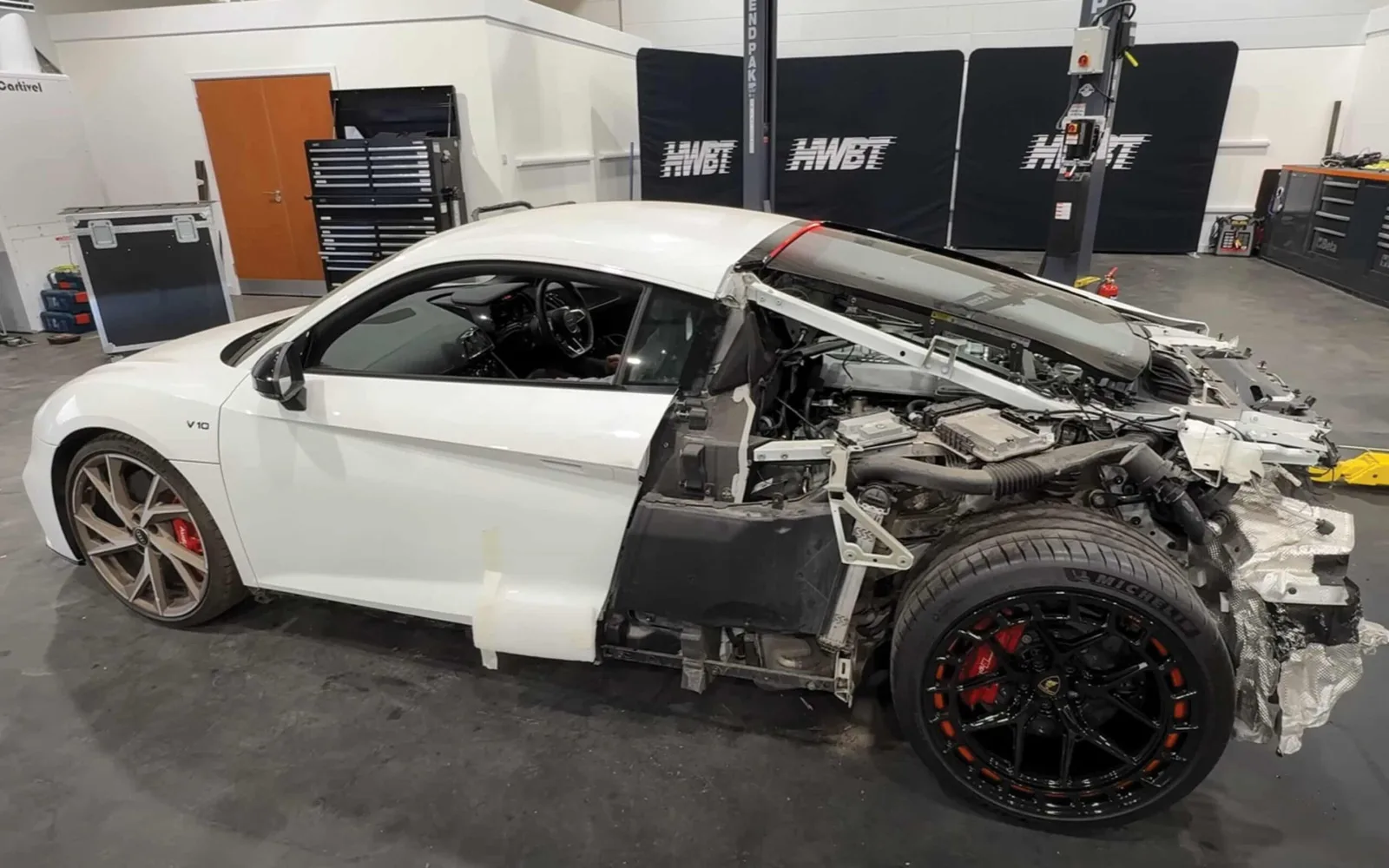 YouTuber restaure l’audi r8 détruit et les cadeaux superbes reconstruites à l’ami