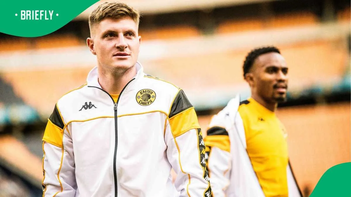 Kaizer Chiefs Star Cross montre la voiture Audi R1.1m avant Soweto Derby