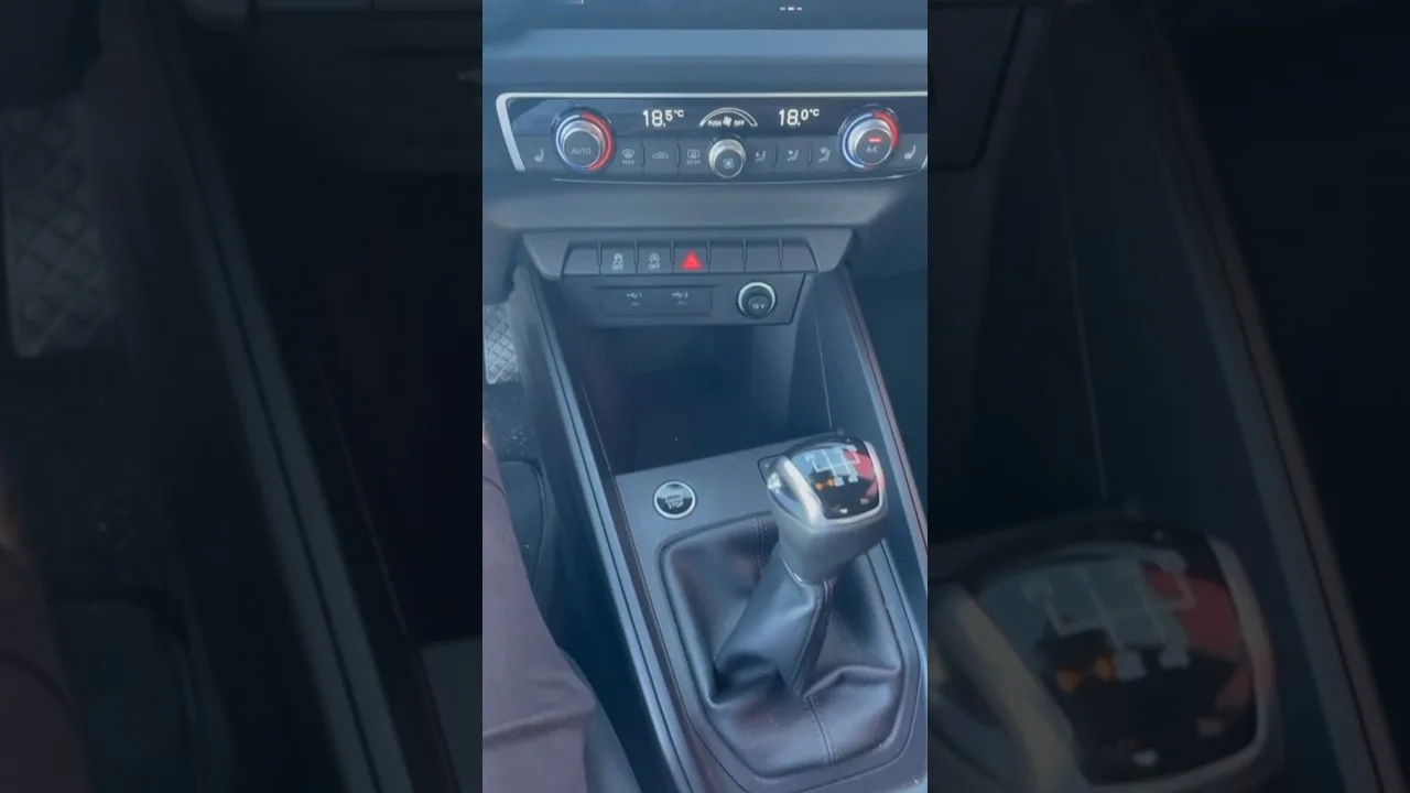 Présentation de la console centrale de l’Audi A1 🇩🇪 #audi #audia1 #a1 #audia1sportback #shorts￼