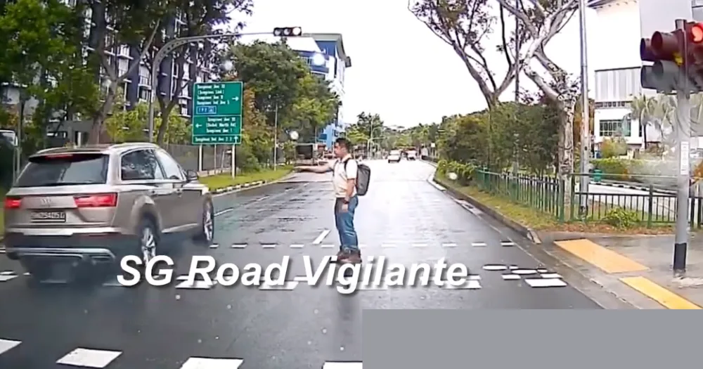 Audi dépasse le feu rouge à grande vitesse le long de Tampines Ave 5 et manque de peu un piéton – Mothership.SG