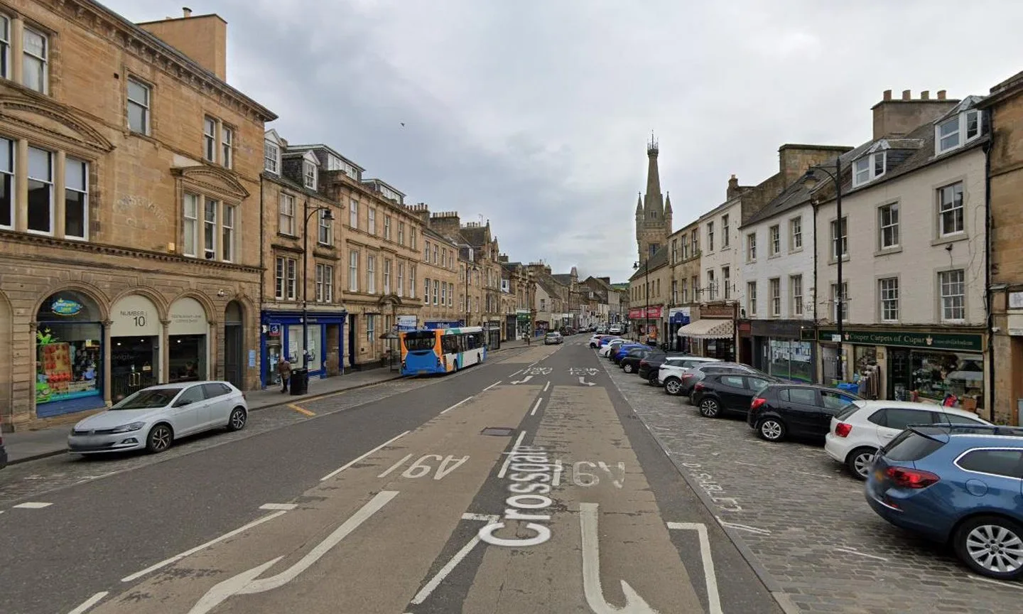 Homme, 23 ans, arrêté après que la voiture Audi est volée à Crossgate, Cupar