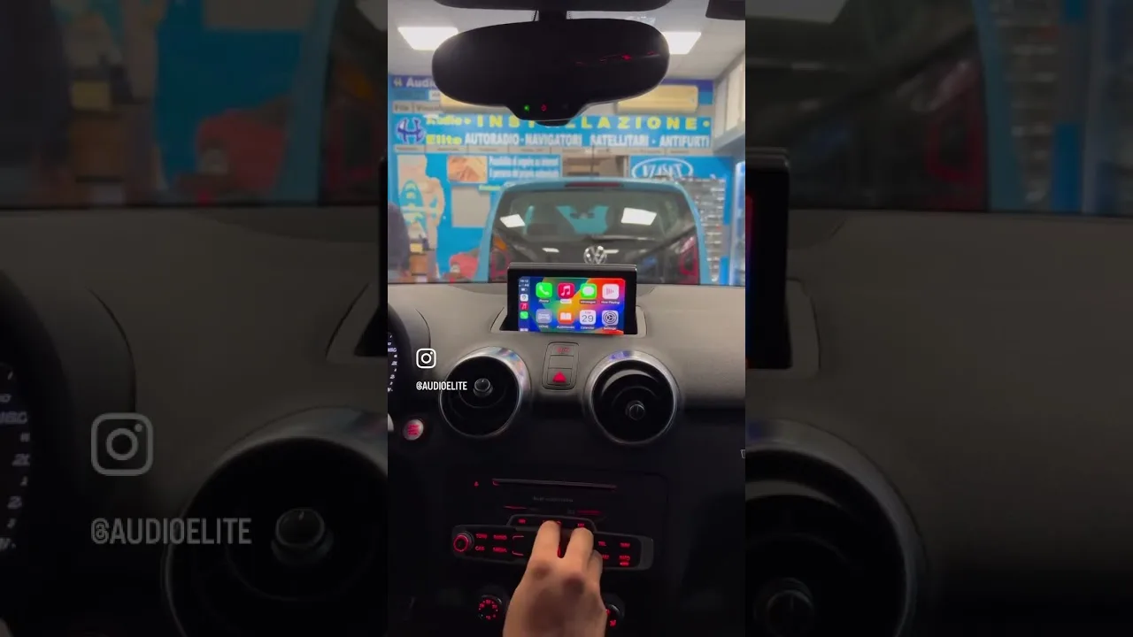 Audi A1 Apple Car Play Android Auto et réamplifié sur moniteur d’origine par Audio Elite