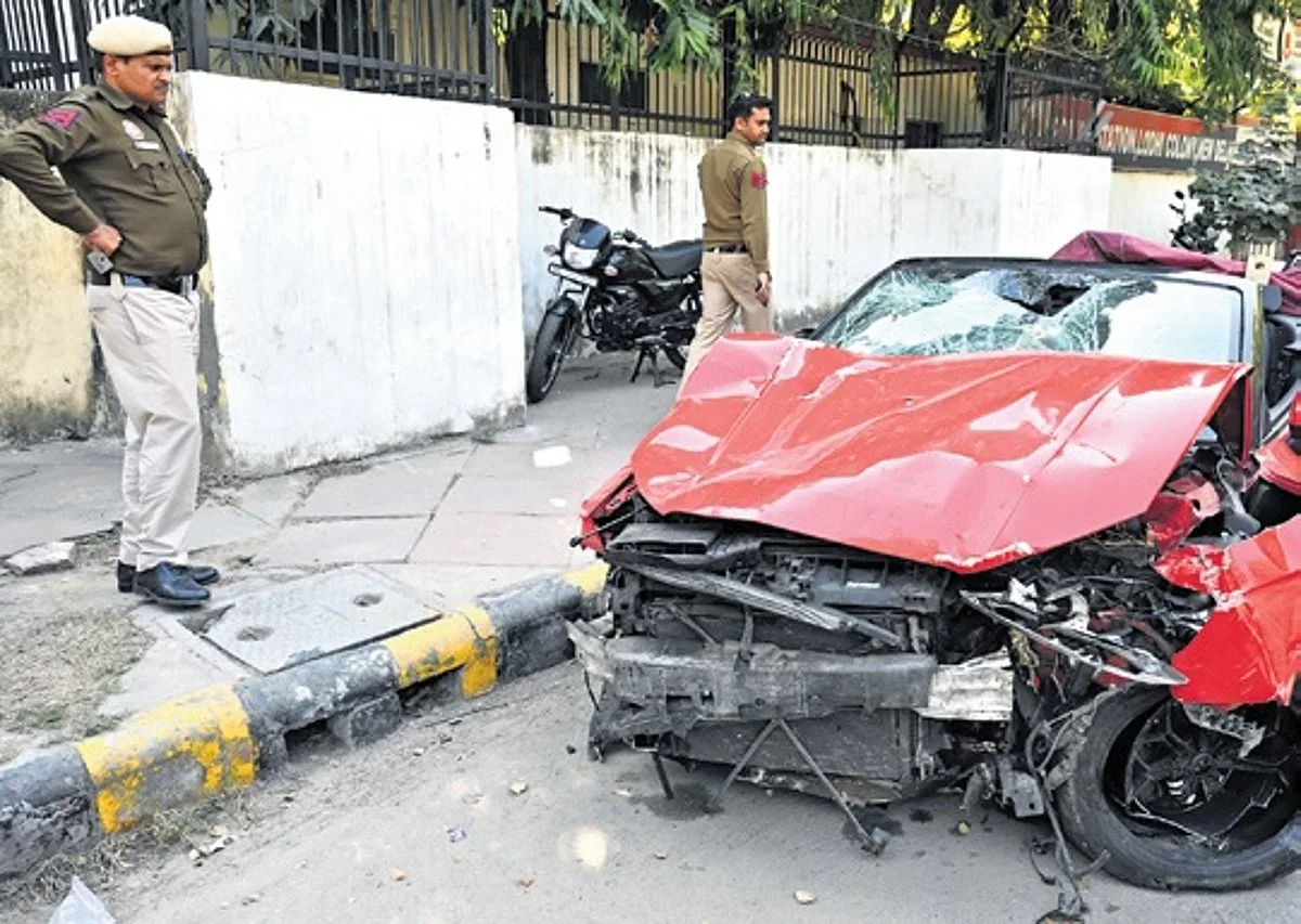 La vitesse Audi frappe le scooter dans le sud de Delhi; blesser deux, un critique